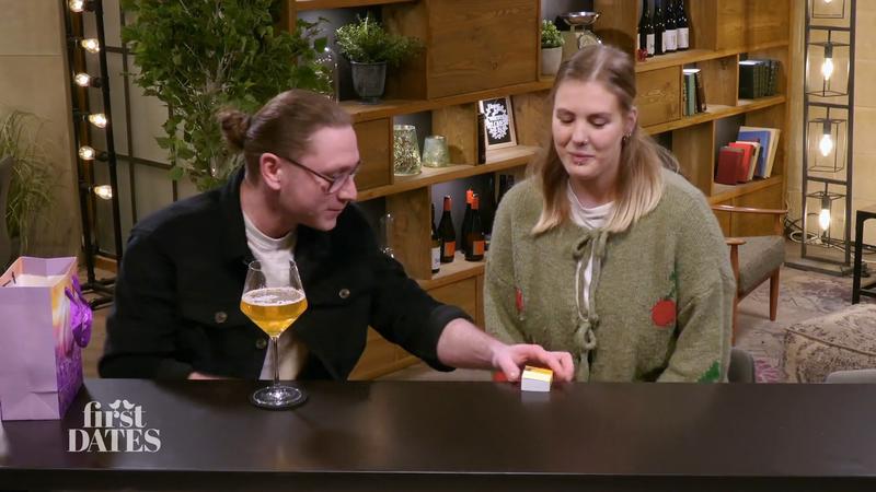 Michael bringt ein Wörterbuch mit