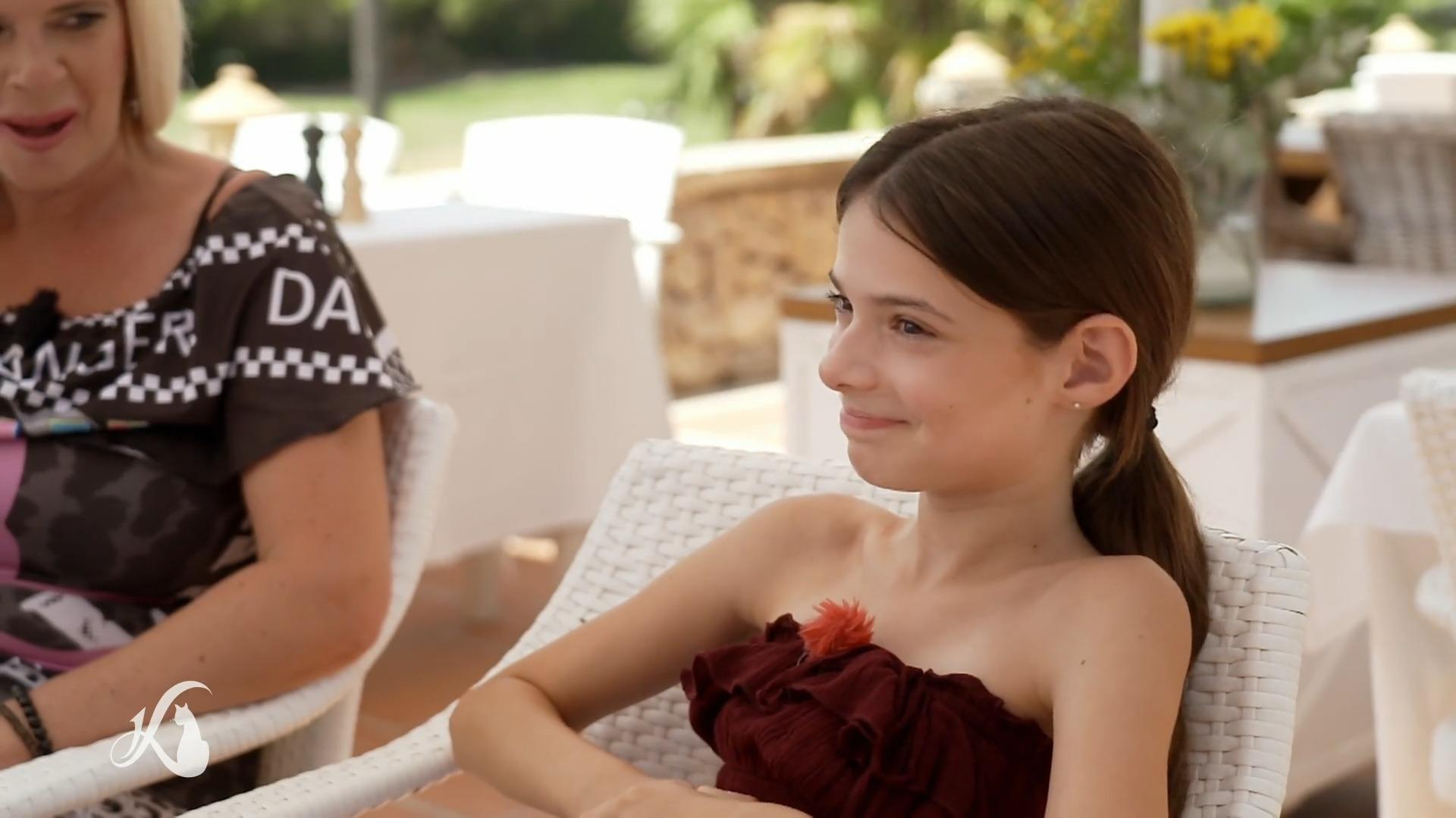 Pia Bolte bereitet Sophia auf den Laufsteg vor