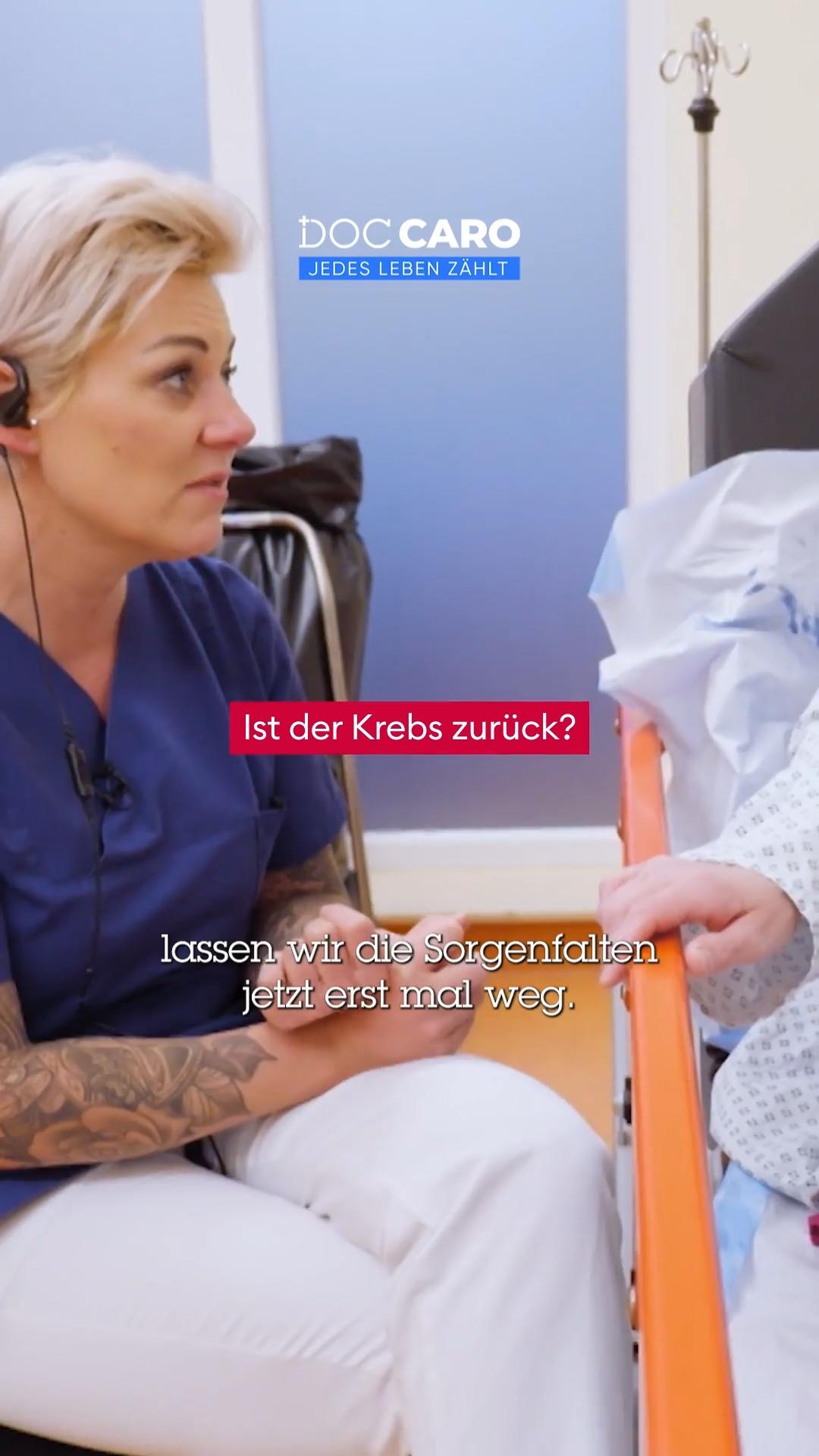 Doc Caro spricht einer ehemaligen Krebspatientin Mut zu