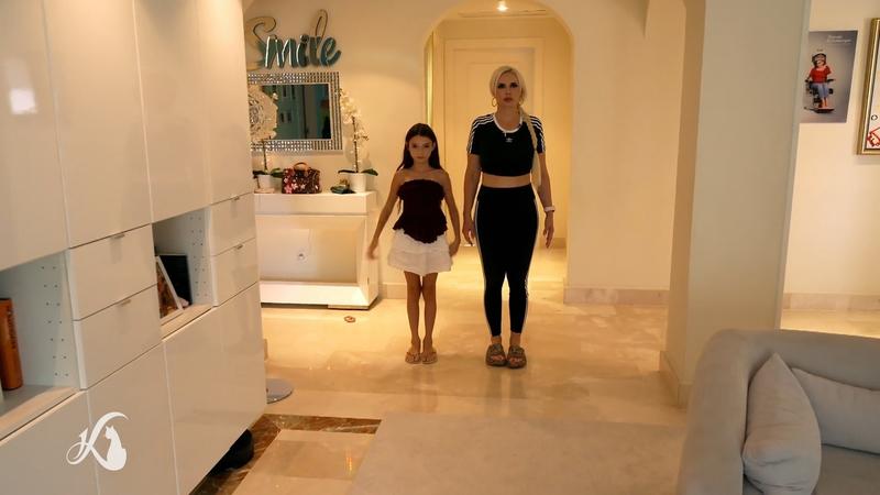 Sophia übt den Catwalk mit Profi-Unterstützung