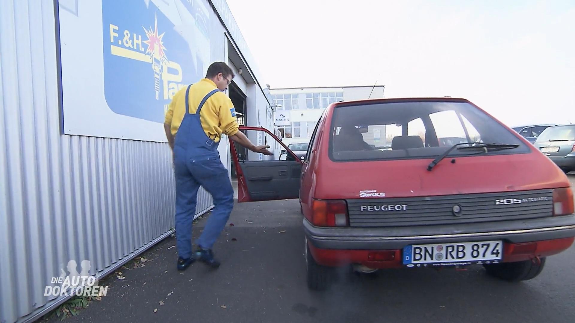 Ein Peugeot 205 kämpft mit deutlicher Überfettung
