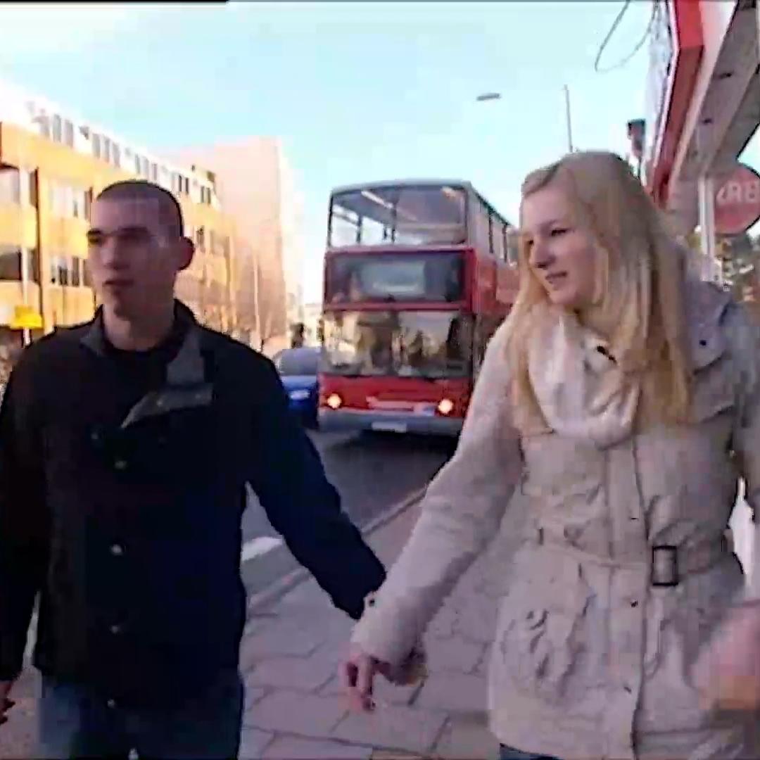 Zwei junge Erwachsene stehen vor einer herausfordernden Zeit