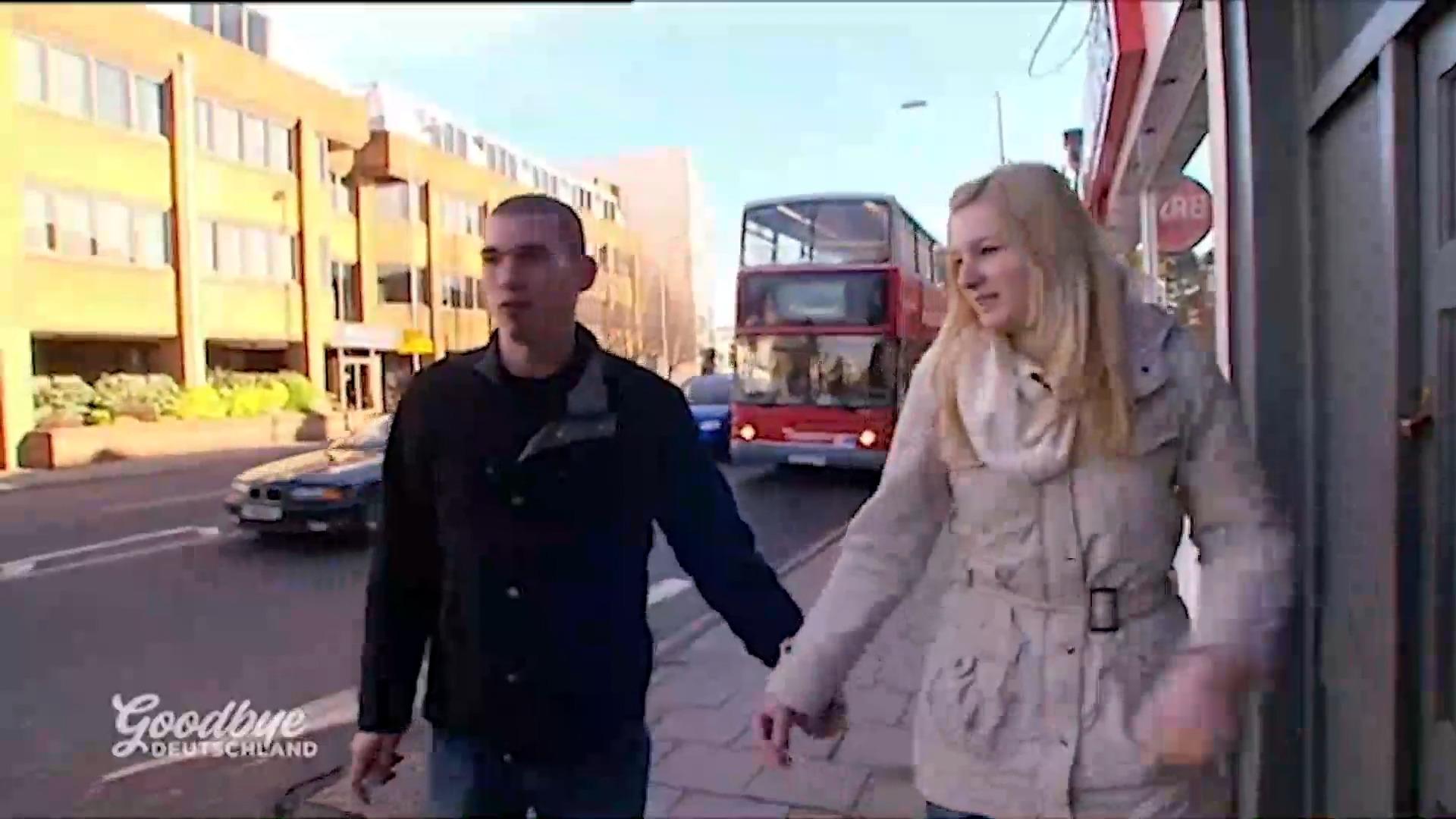 Zwei junge Erwachsene stehen vor einer herausfordernden Zeit