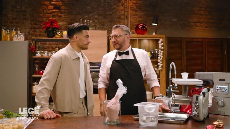 Lege zeigt Stefano, wie echte Würstchen entstehen