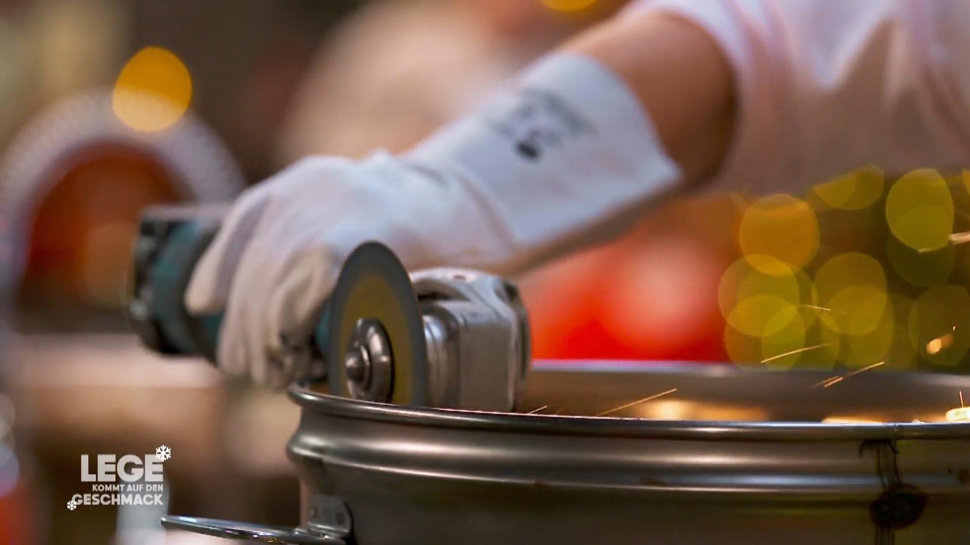 Lege überrascht mit einem besonderen Werkzeug