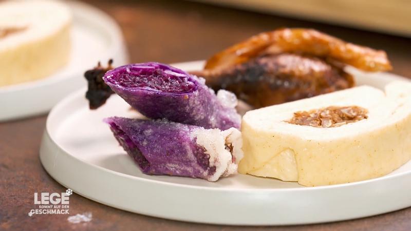 Lege bringt den Festbraten an den Tisch