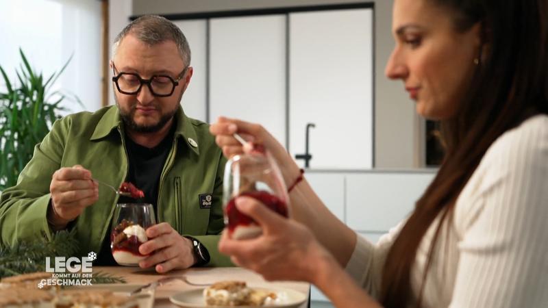 Lege und Sally probieren ihr Dessert