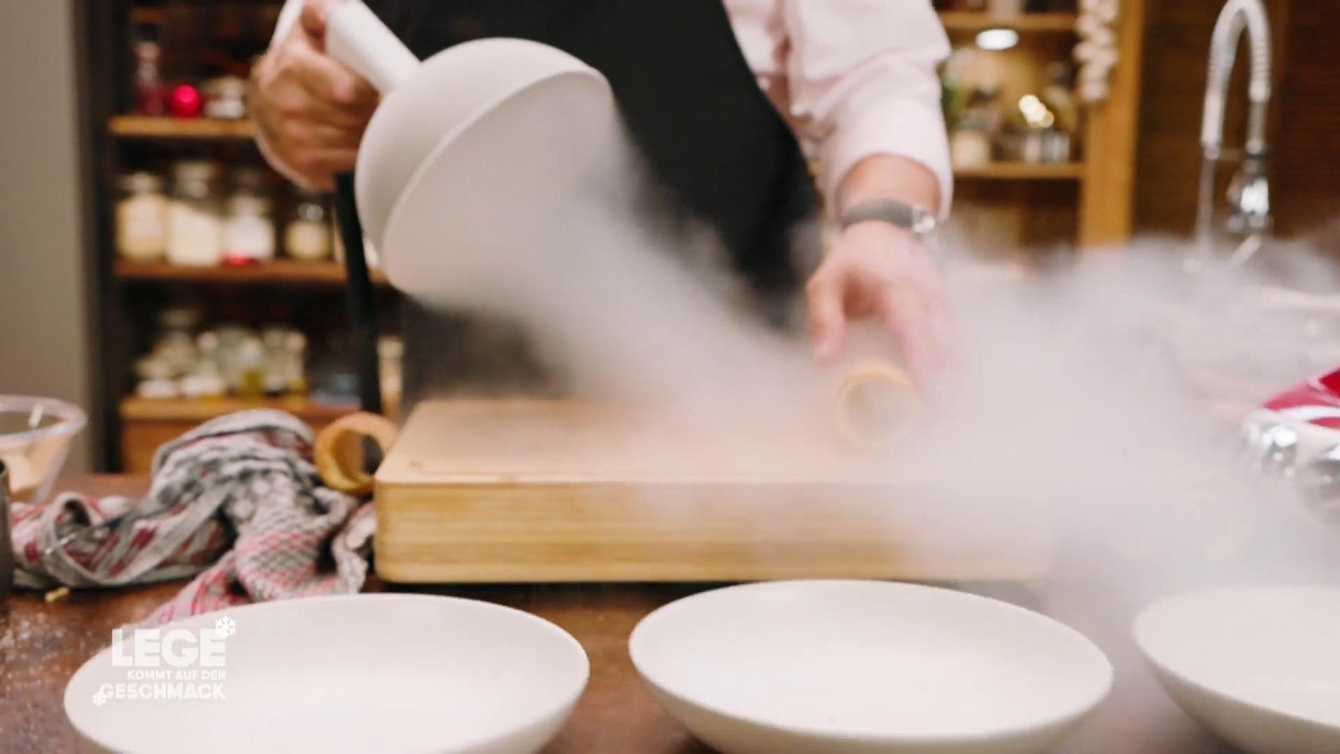 Lege kühlt sein Dessert auf ungewöhnliche Weise