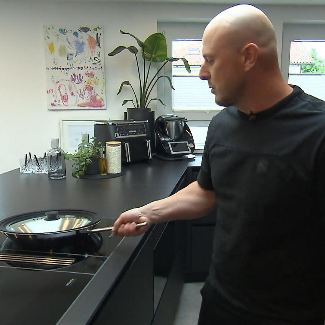 Julians Küche schüchtert die Gäste ein