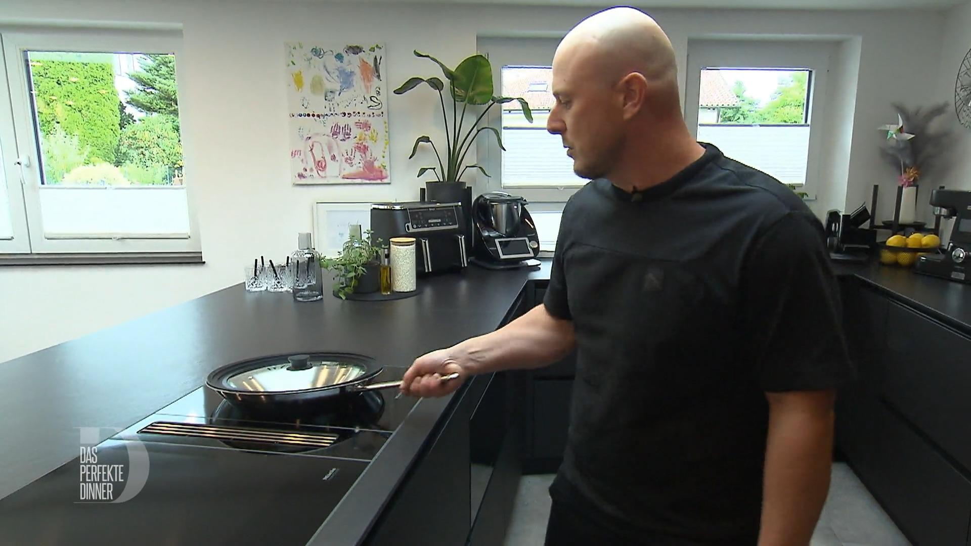 Julians Küche schüchtert die Gäste ein