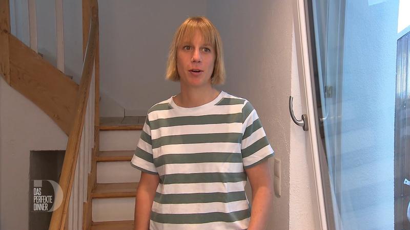 Krankenschwester Lena serviert ein herzhaftes Menü