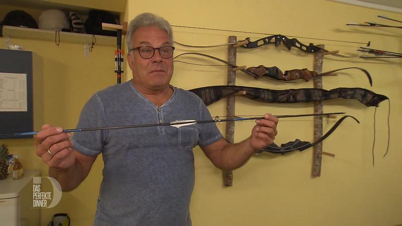 Bogenschütze Peter bittet zu Tisch
