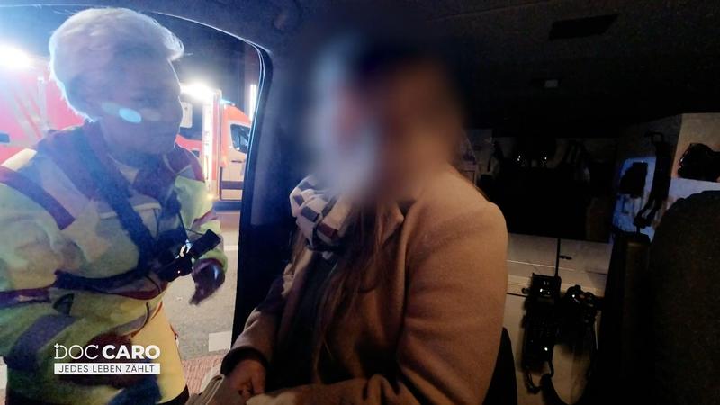Doc Caro beruhigt die Fahrerin im Schock