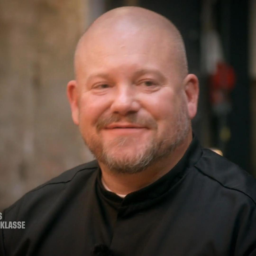 Gabriel zeigt, wie gut er mit Produkten umgehen kann