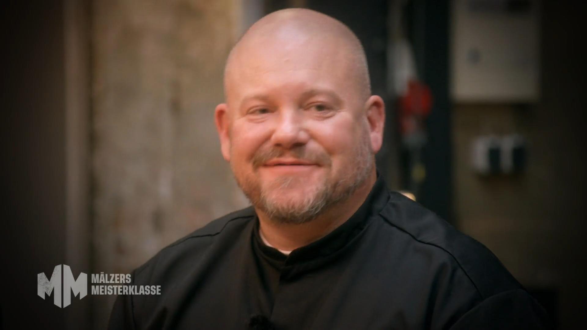 Gabriel zeigt, wie gut er mit Produkten umgehen kann