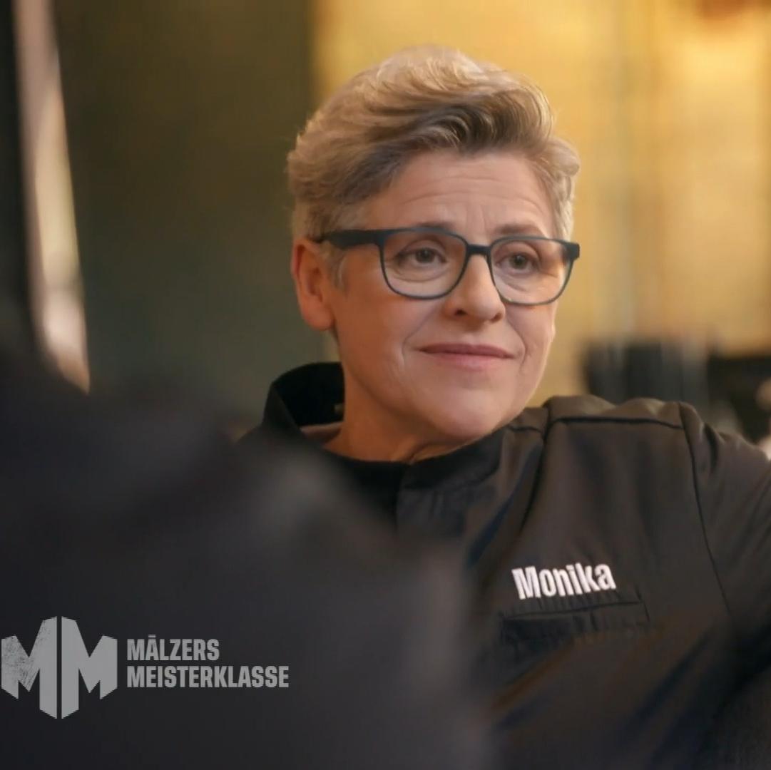 Tim hat gelernt, Vertrauen in Monikas Kochen zu haben