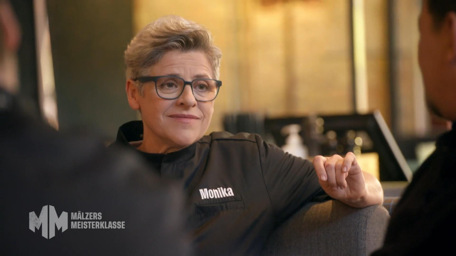 Tim hat gelernt, Vertrauen in Monikas Kochen zu haben