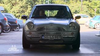 Ein Mini Cooper spielt verrückt