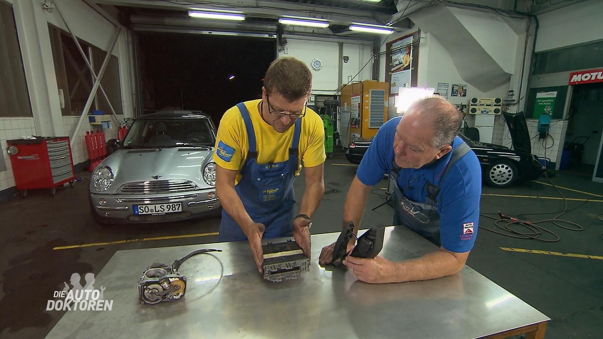 Autodoktoren untersuchen Gaspedal