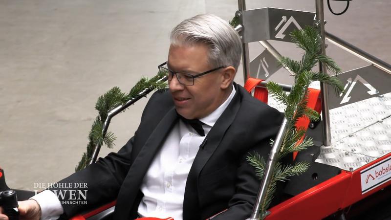 Frank Thelen testet das Schneemobil