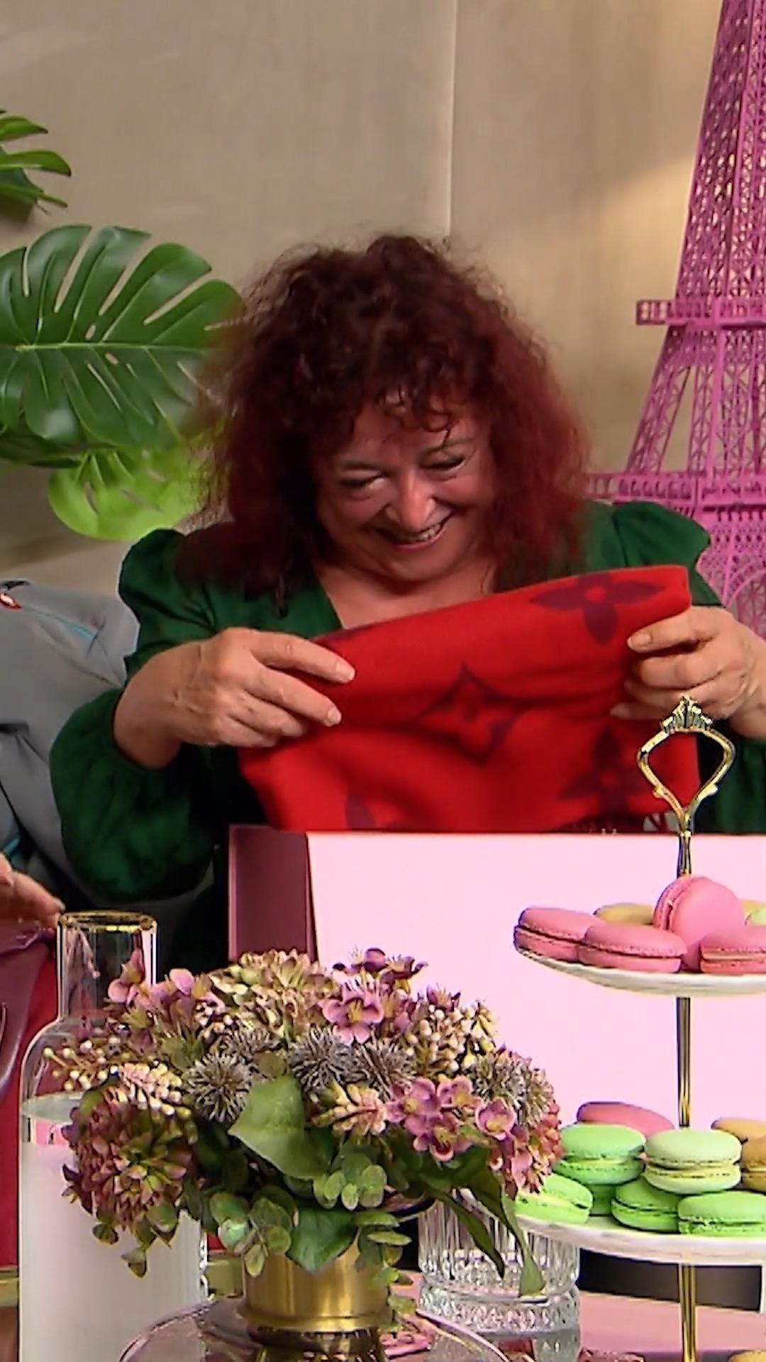 Ein roter Louis-Vuitton-Schal für Dani