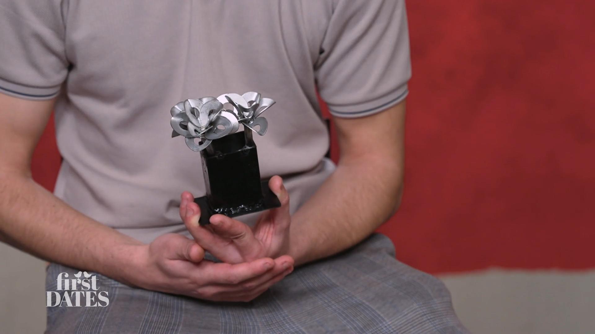 Eine Metallrose für die Liebe