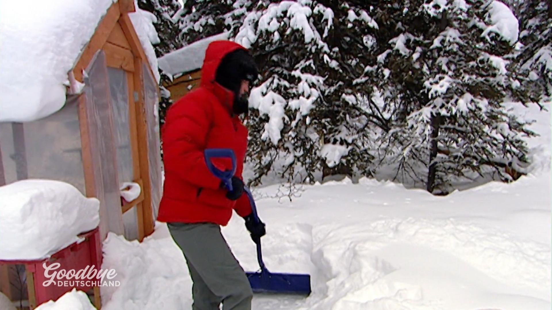 Manuela übernimmt das Schneeschippen