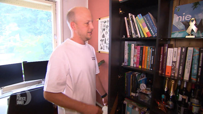 Jonas zeigt seine Kochbuch-Sammlung