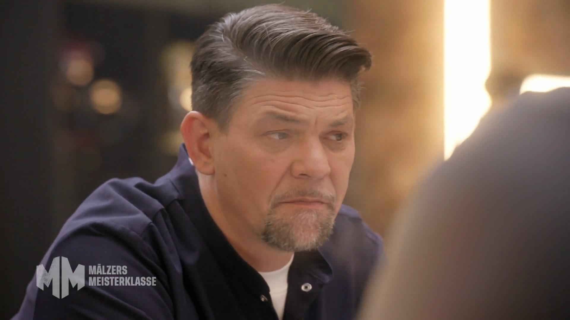 Tim Mälzer beobachtet jeden Handgriff