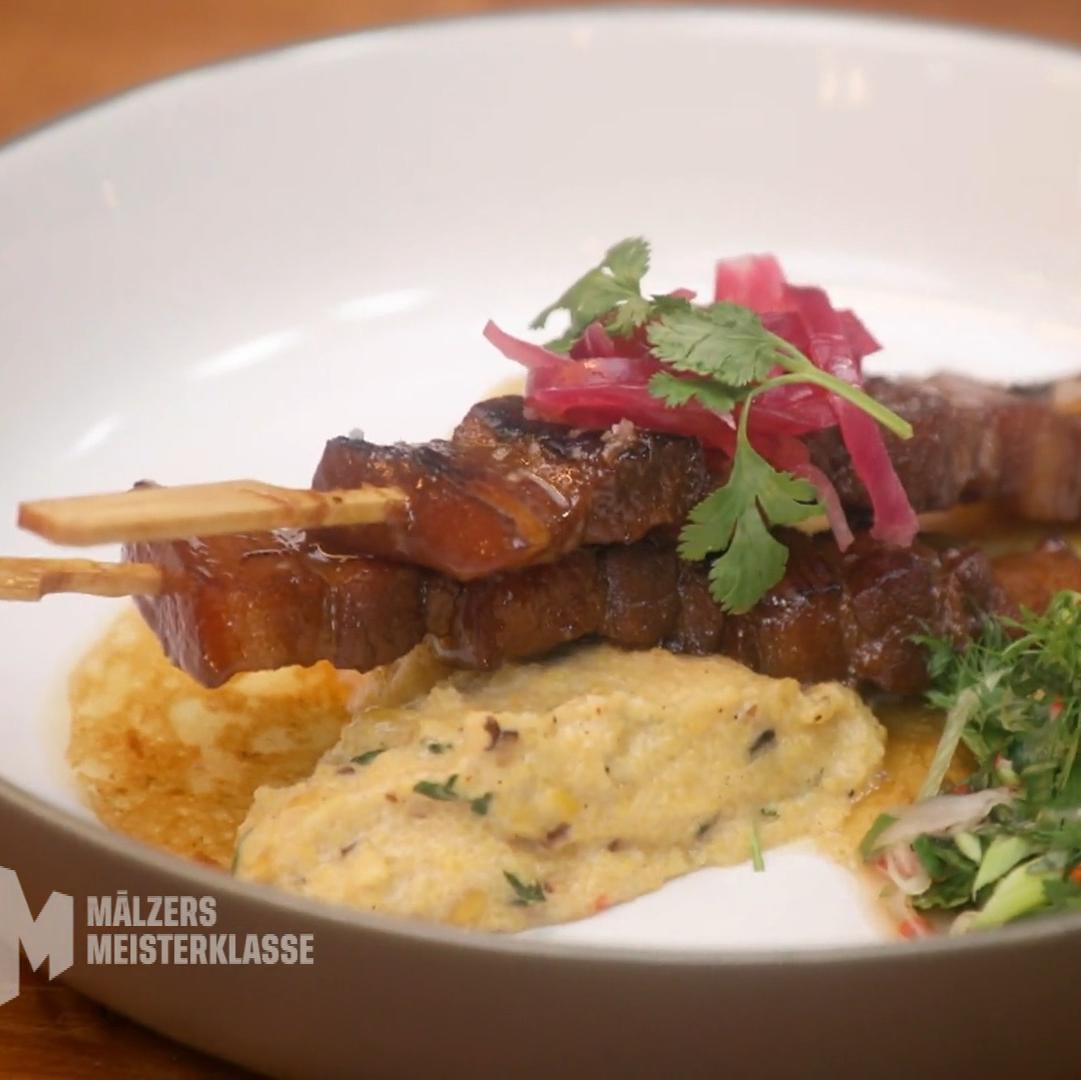 Philipps Gericht: Schweinebauch mit Polenta, eingelegten Zwiebeln und Kräutersalat