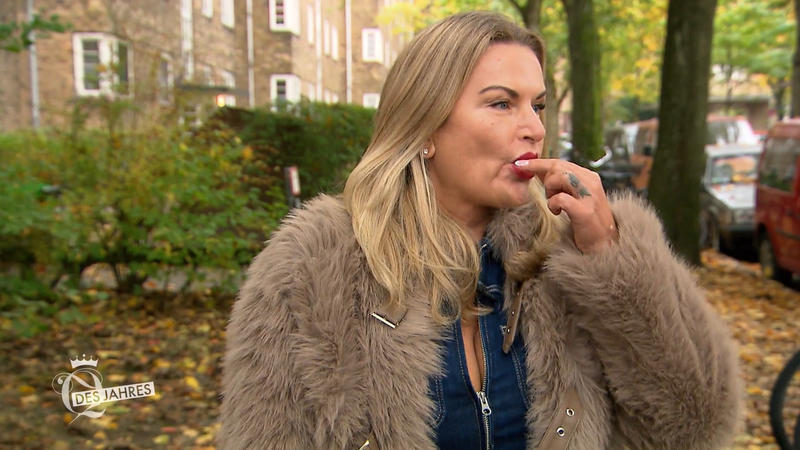 Petra muss erstmal den Kaugummi entsorgen