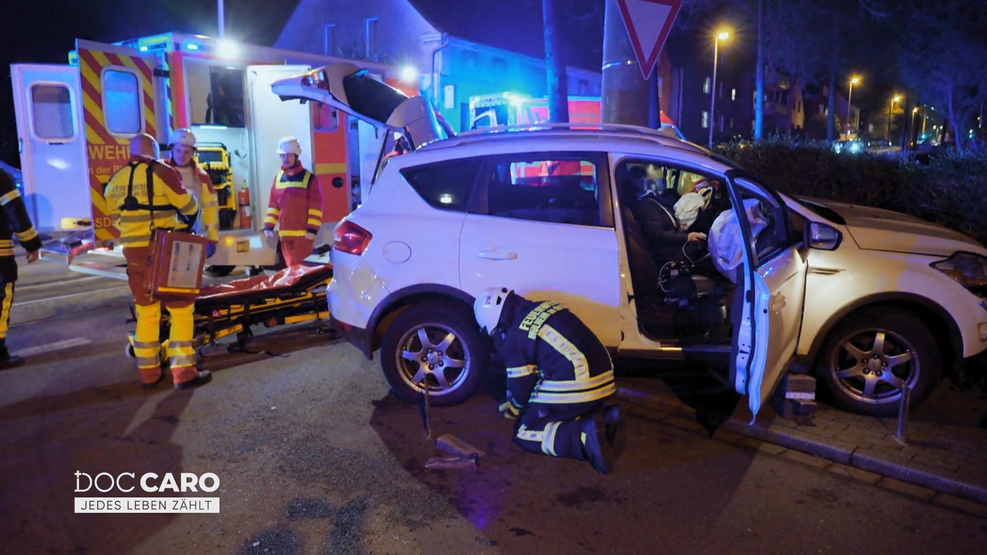 Autofahrerin sitzt in ihrem Wagen fest