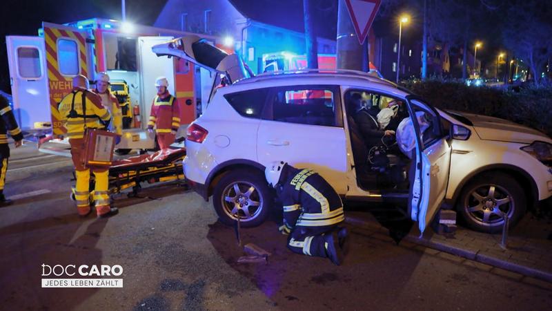 Autofahrerin sitzt in ihrem Wagen fest