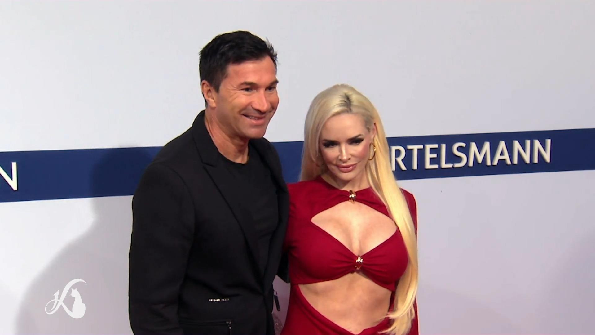 Oben ohne auf dem roten Teppich