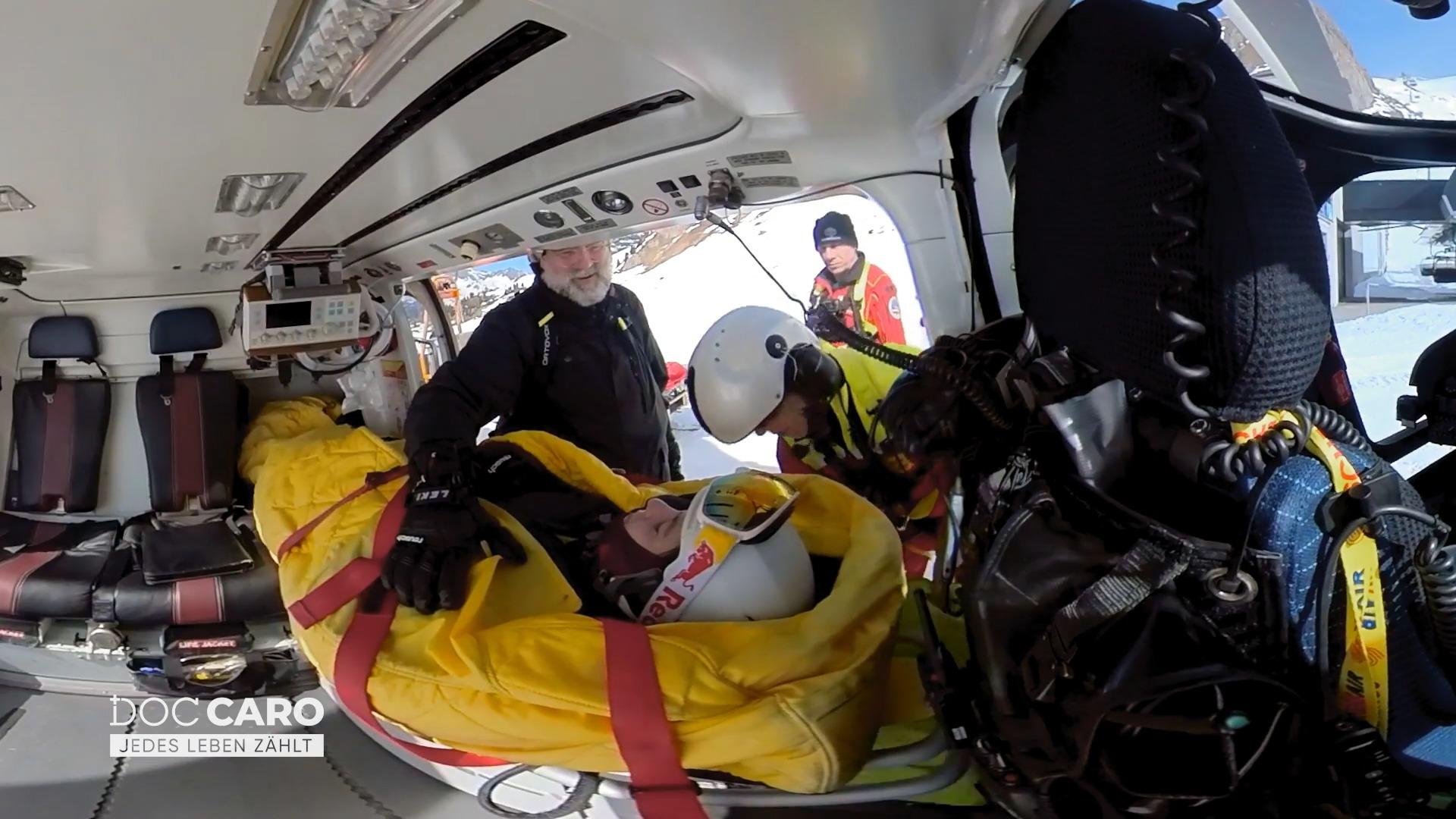 Doc Caro versorgt die Patientin behutsam