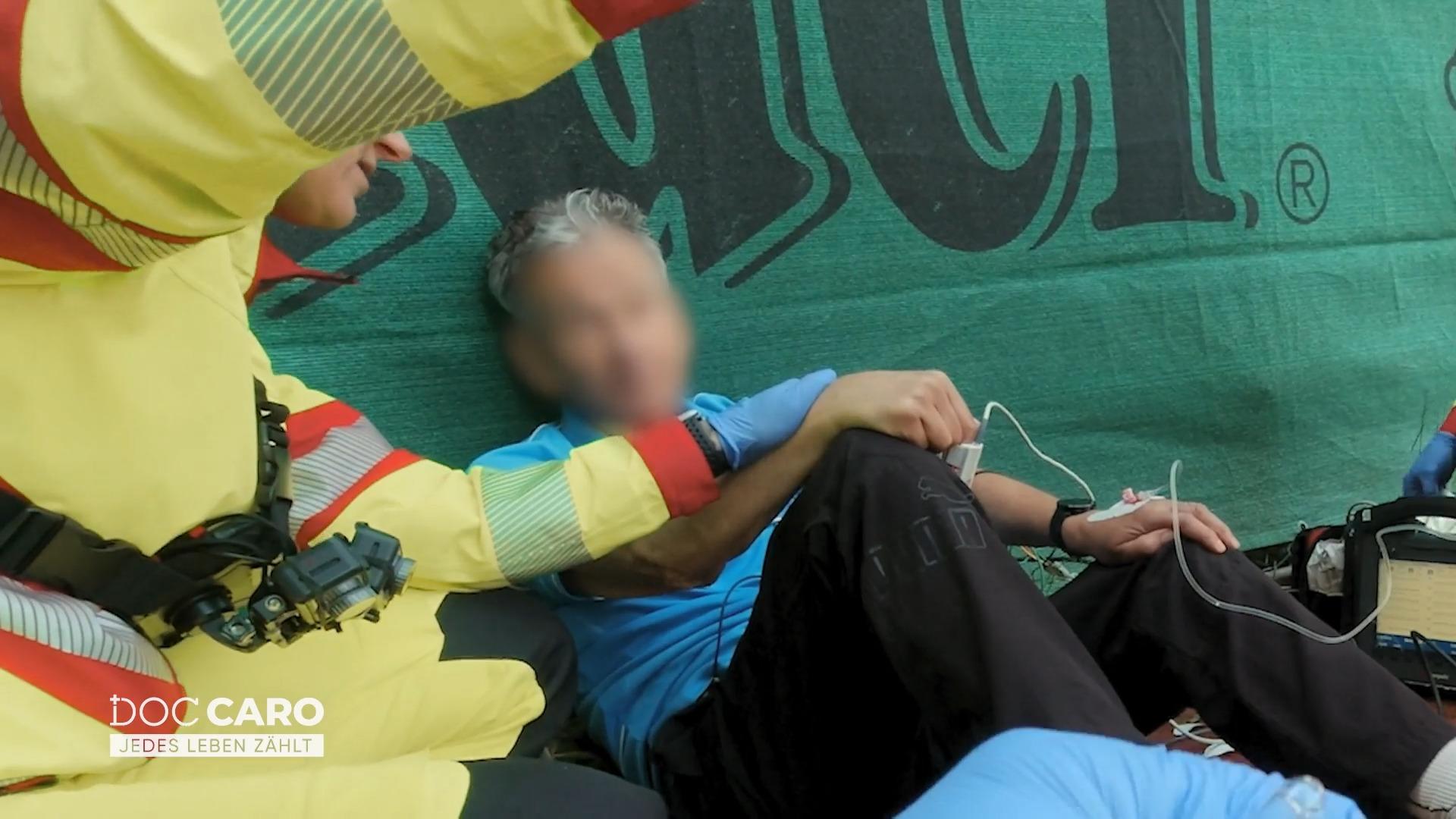 80-jähriger Mann bricht beim Tennis zusammen