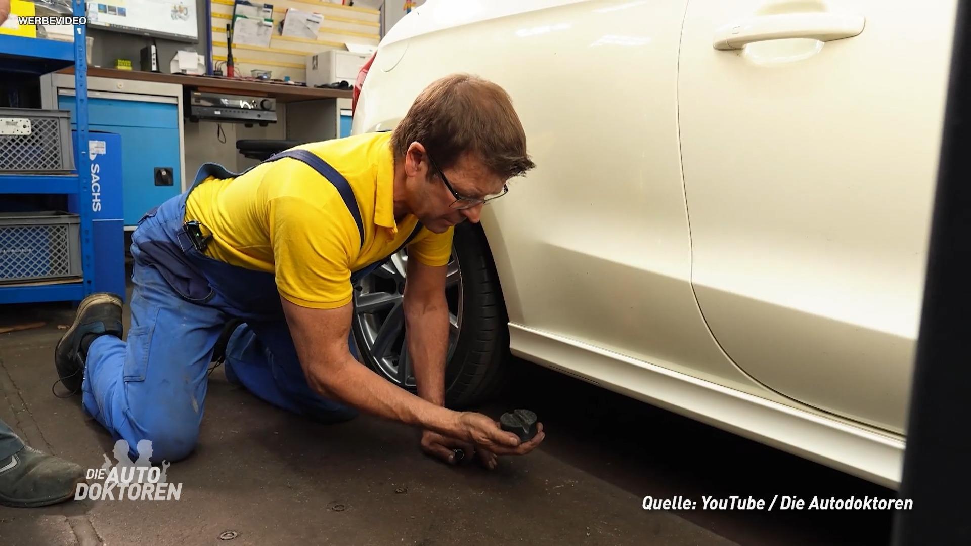 Ein Gummiklotz einer Hebebühne steckt noch fest