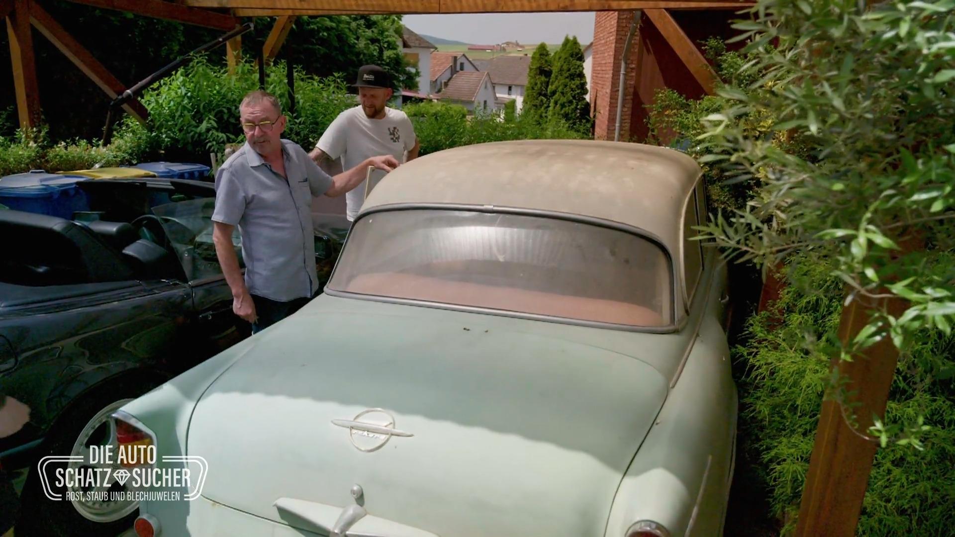 Kai und Elmar haben einen Opel Rekord entdeckt