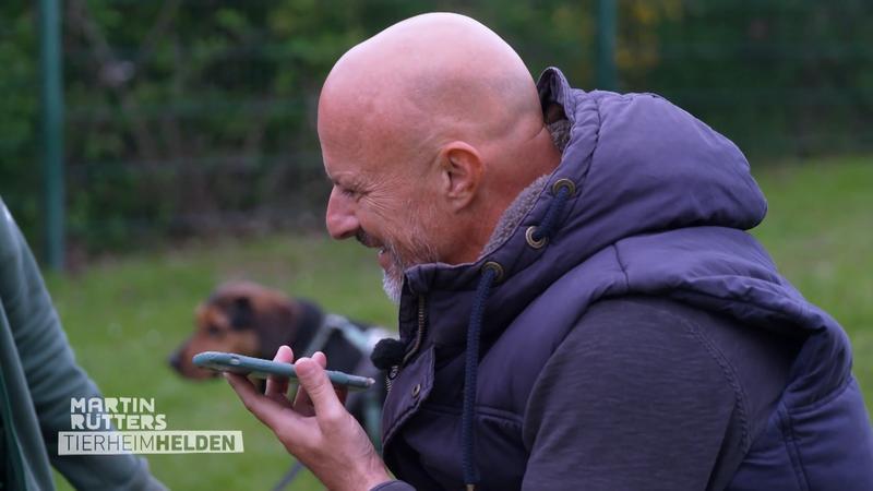 Deffi greift zum Telefon
