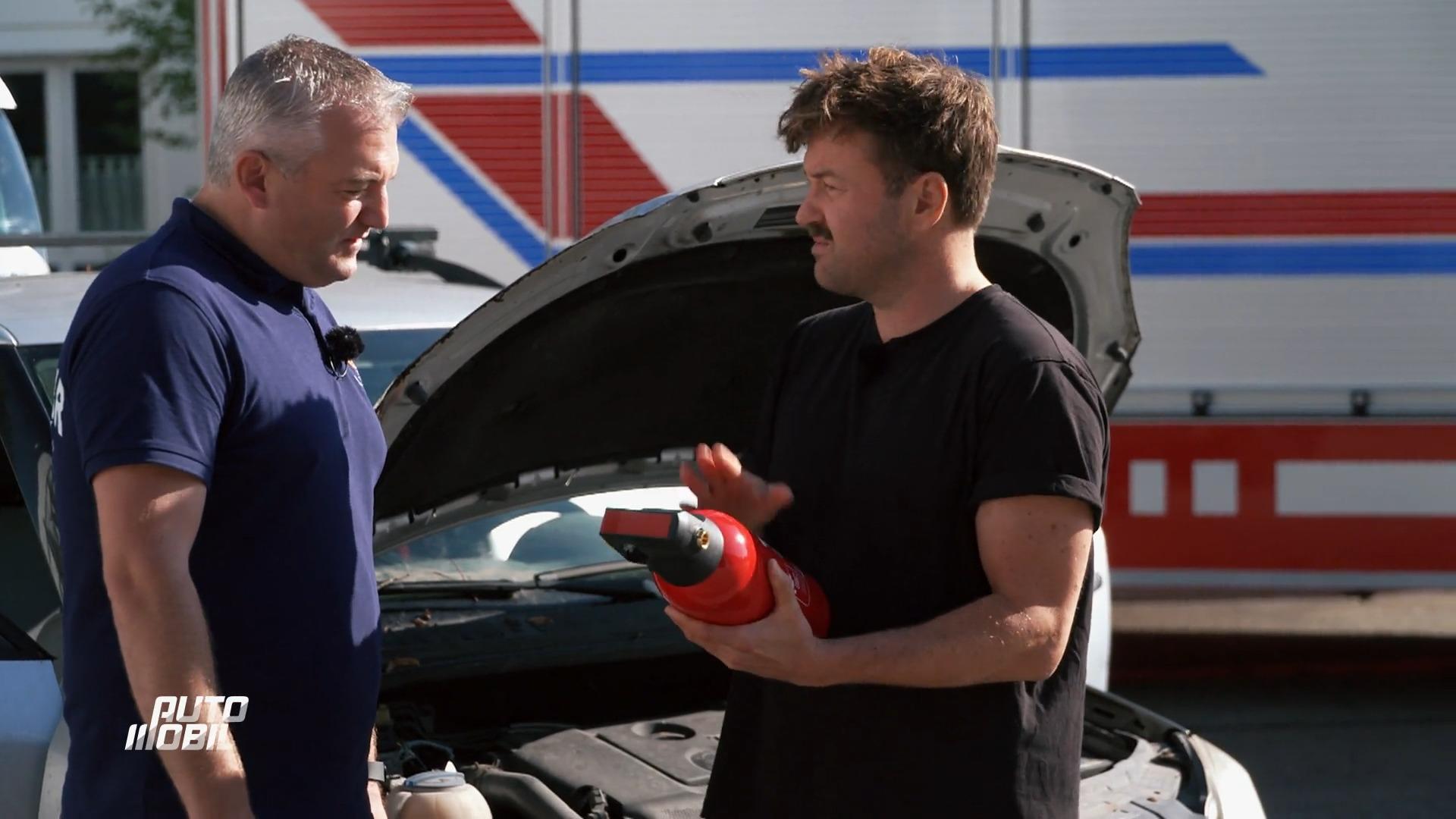 Martin Dunkelmann testet Feuerlöscher