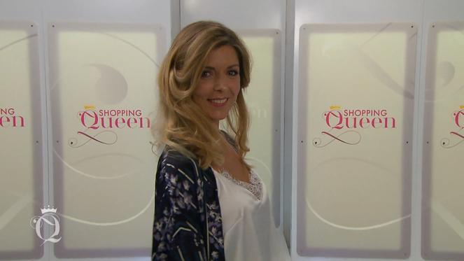 Julia präsentiert ihren Satin-Look auf dem Catwalk