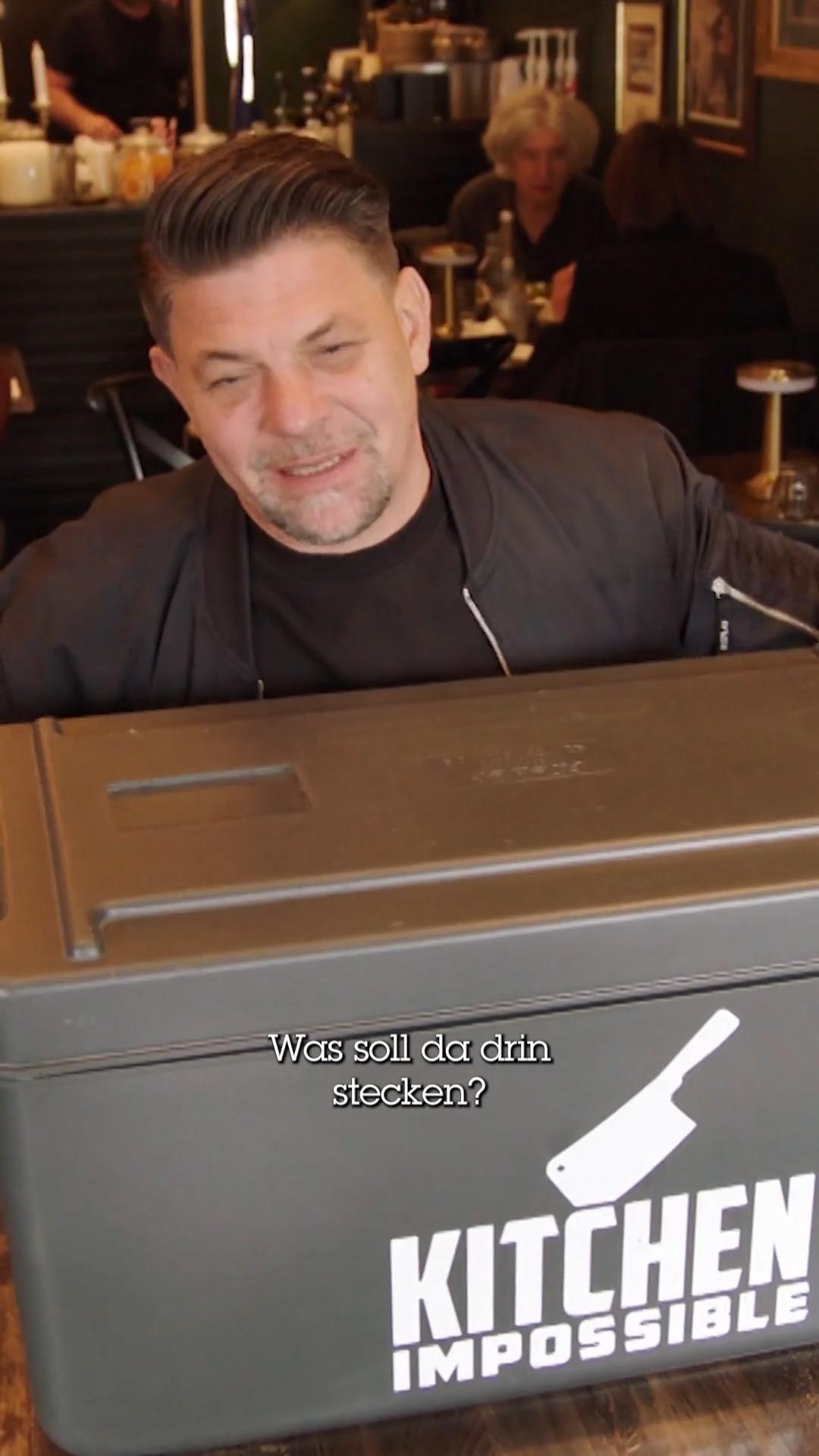 Tim bekommt die Box von Jamie