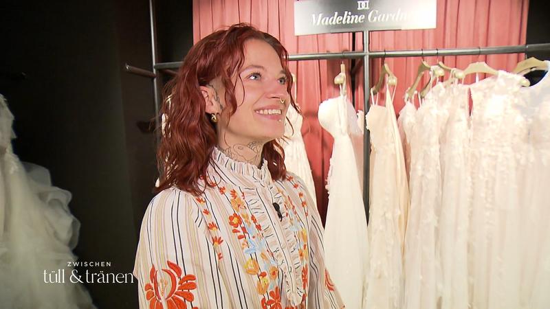 Loraine darf heute extravagante Kleider auswählen