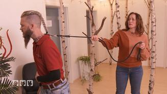 Kate und Tierarzt Sebastian wagen den Selbstversuch