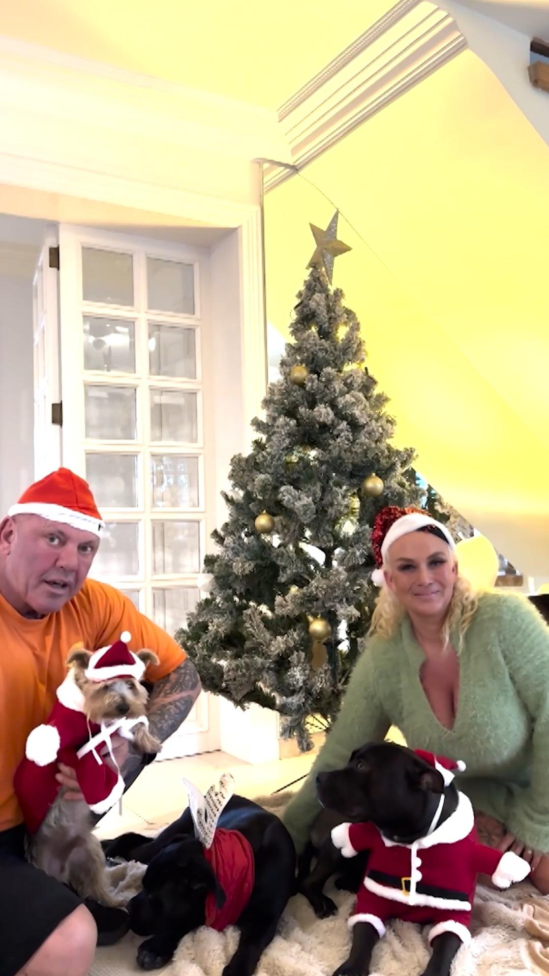 Familie Robens unter dem Weihnachtsbaum