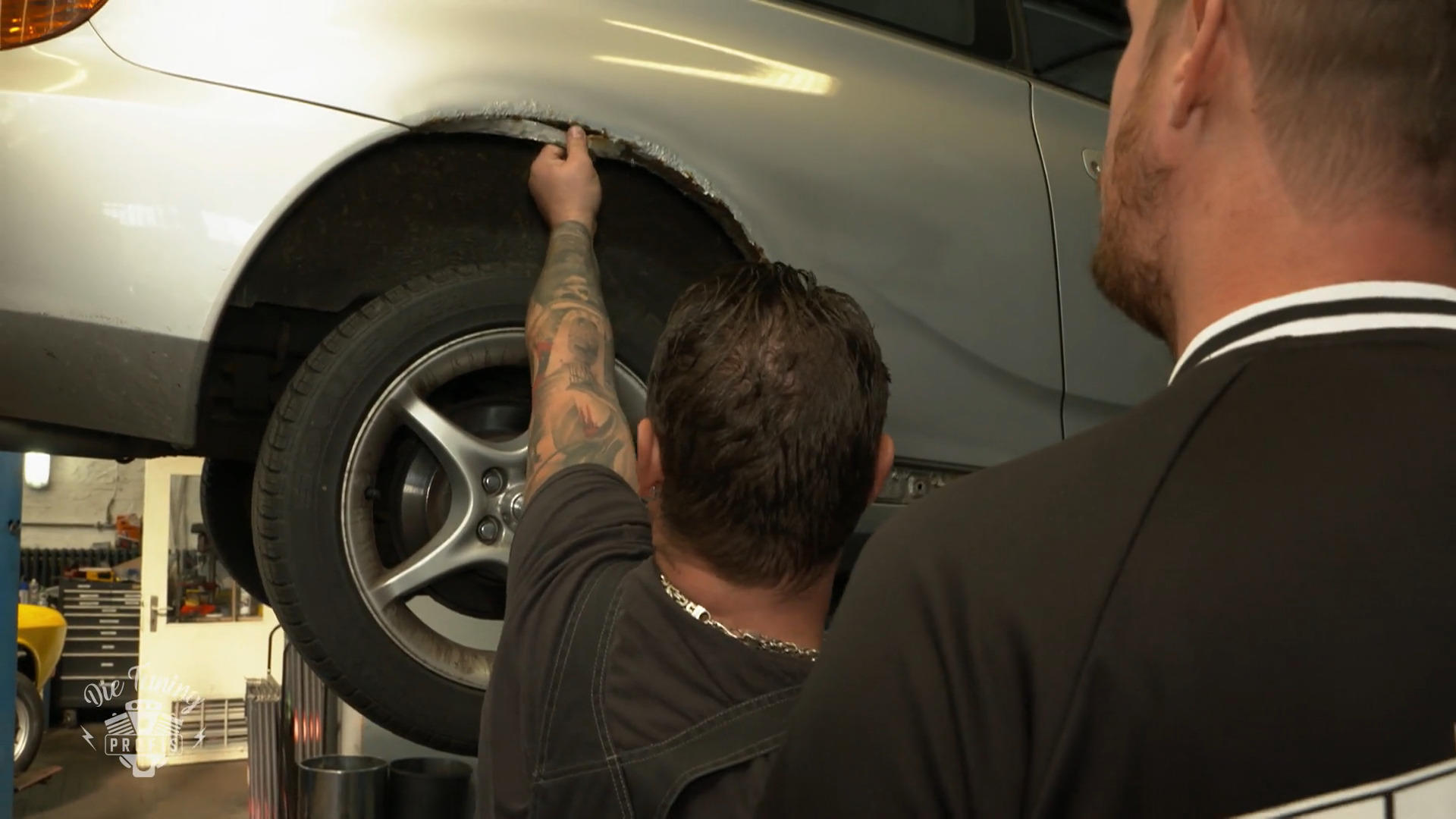 Versteckte Wahrheit unterm Lack