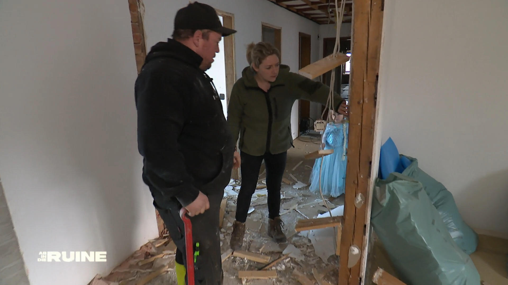 Weiter Abriss im Vierkanthof: Henrik glaubt, er hat's im Griff