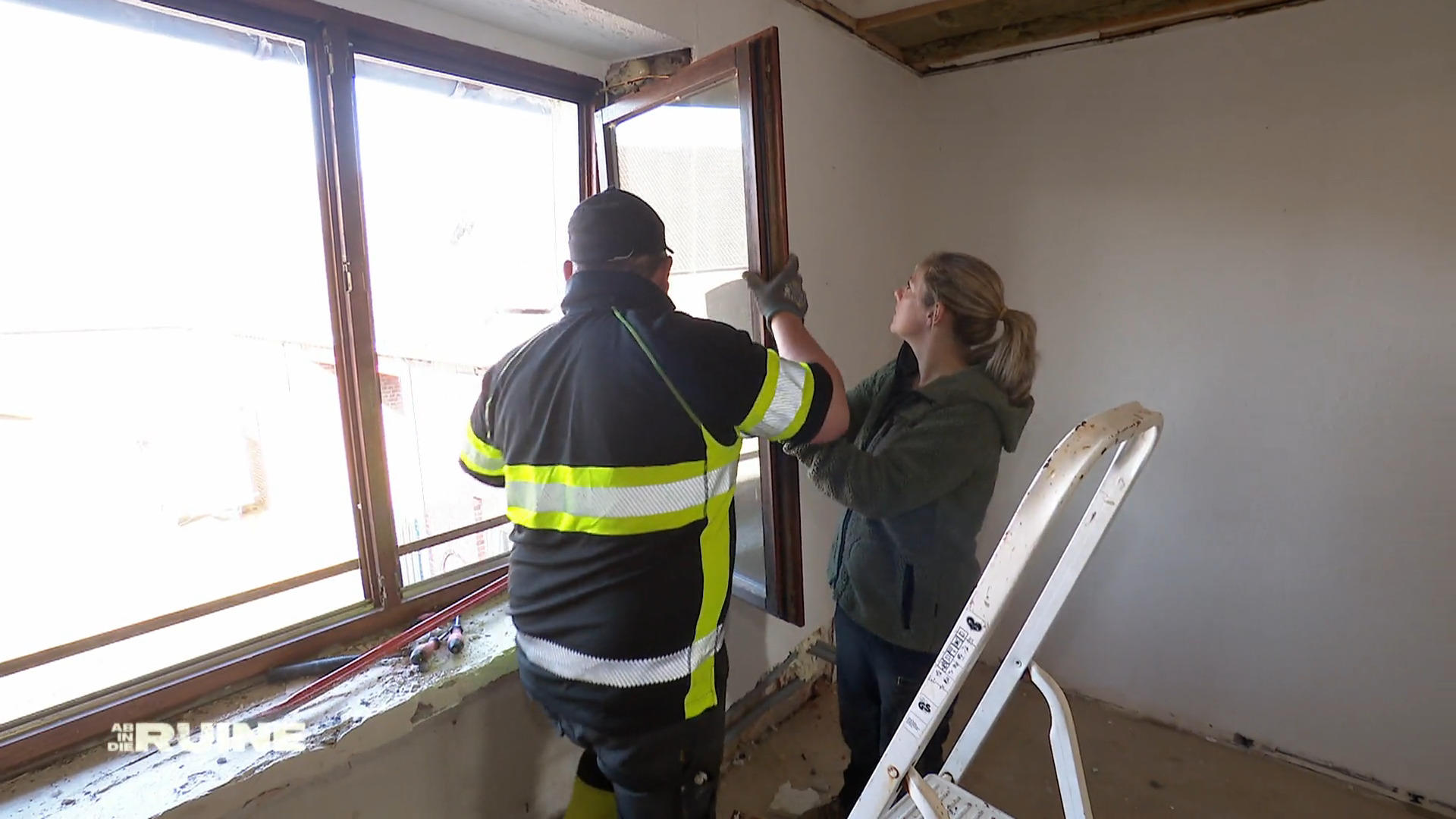 Alte Fenster raus: Henrik und Lisa müssen durchziehen