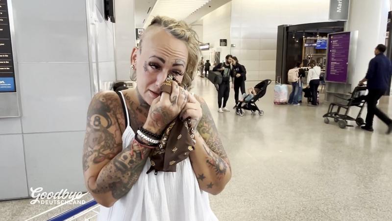 Der Abschied zerreißt ihr das Herz