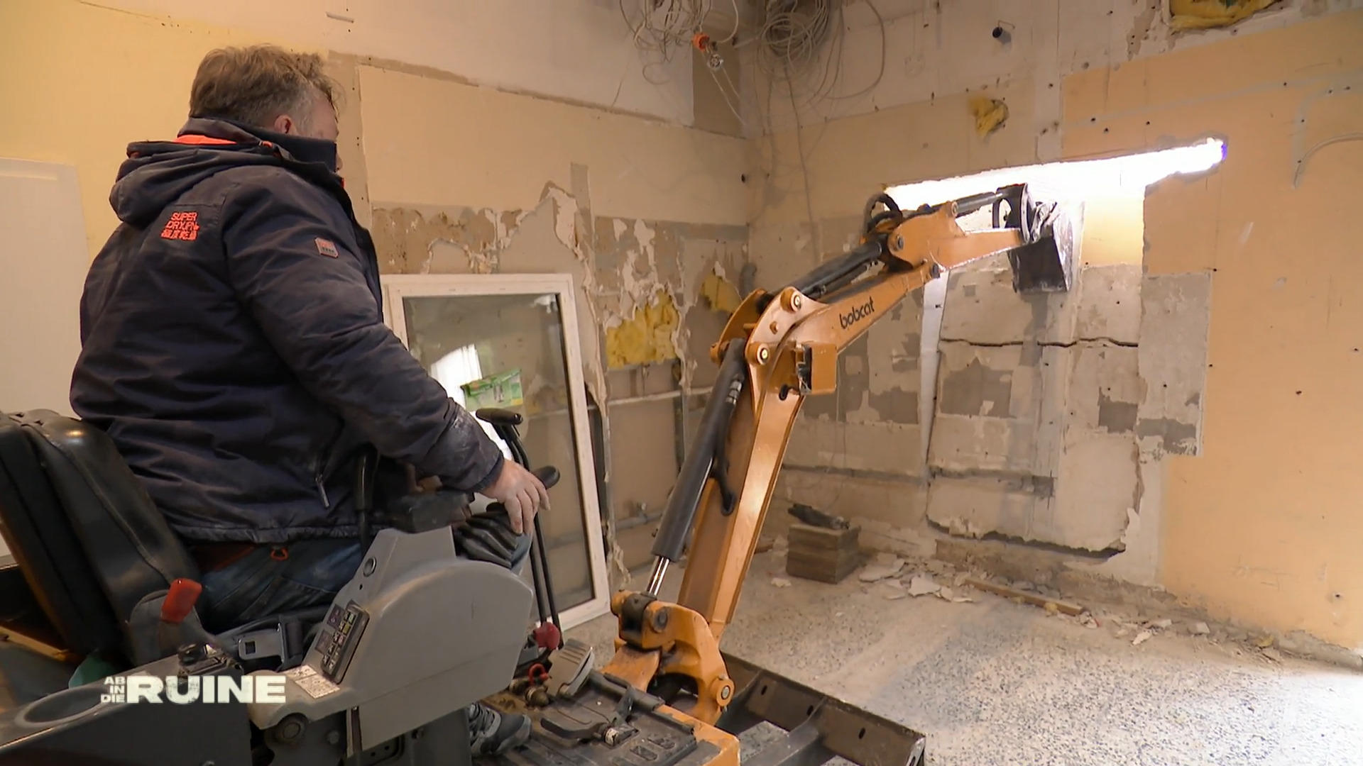 Wand fällt! Mit dem Bagger geht's leicht